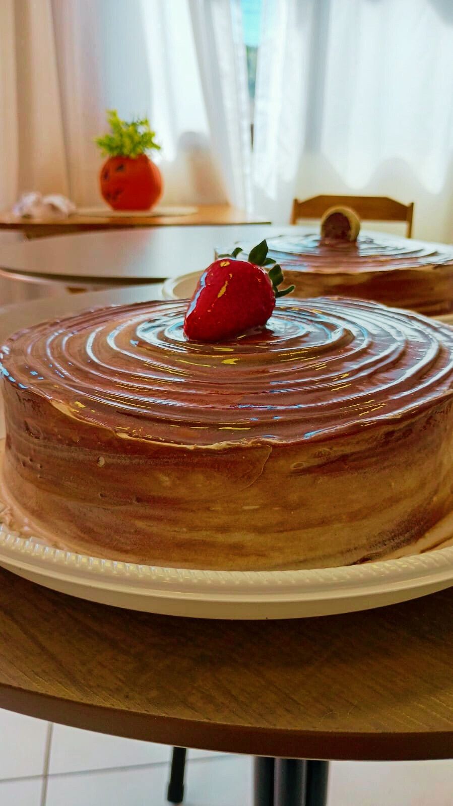 Atalibinho com cobertura de chocolate e um morango